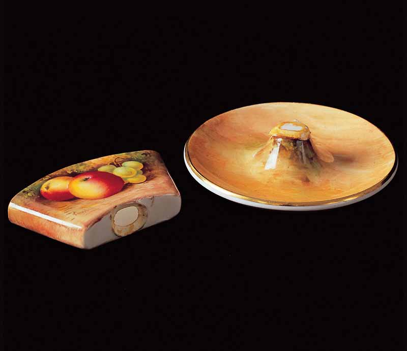 Receptacle detached from base at stem.